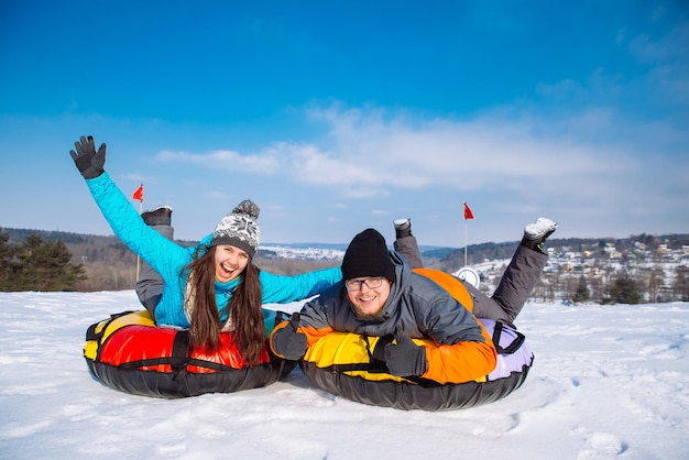 Freunde, die Spaß beim Snowtubing im Winter haben