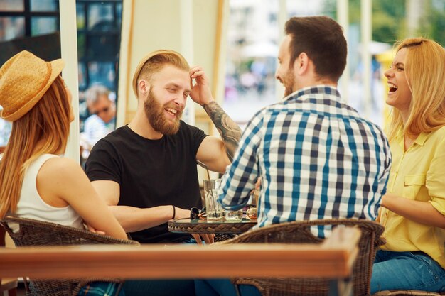 Freunde, die Spaß im Freien haben