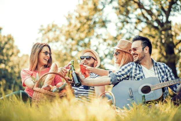 Freunde, die Spaß im Freien haben