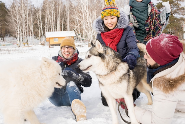 Freunde, die Spaß im Winter haben