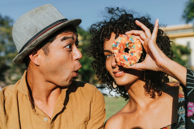 Freunde, die Spaß mit einem Donut haben