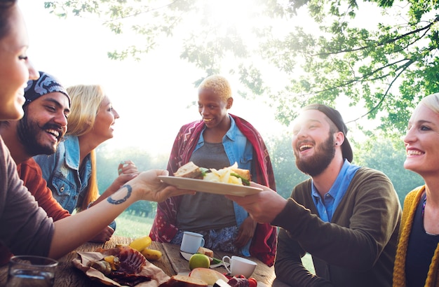 Freunde, die Spaß zusammen beim Zu Mittag essen haben