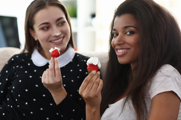 Freunde, die Spaß zusammen haben und Nachtisch essen