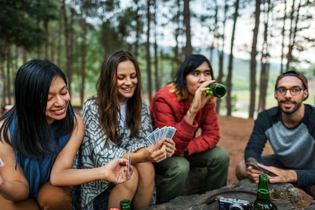 Freunde, die Spielkarten-Konzept kampieren