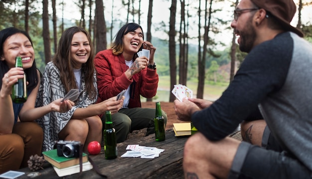 Freunde, die Spielkarten-Konzept kampieren