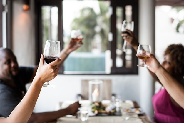 Freunde, die Wein in einem Restaurant trinken