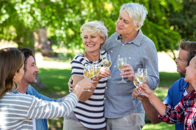 Freunde, die Weißwein trinken