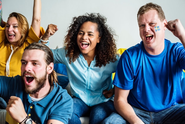 Freunde, die Weltmeisterschaft mit gemalter Flagge jubeln