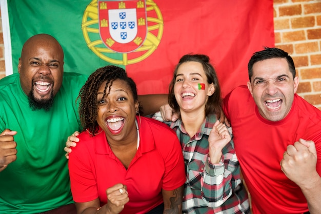 Foto freunde, die weltmeisterschaft mit gemalter flagge zujubeln