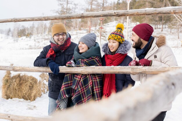 Freunde, die Winterferien genießen