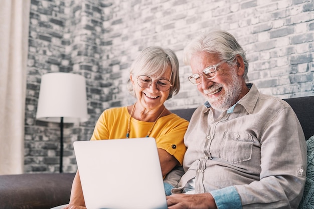 Freunde, die zu Hause Laptops benutzen