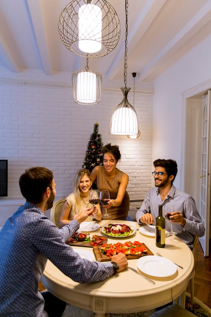 Freunde, die zu Hause Weihnachten oder Silvester feiern