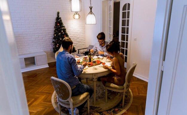 Freunde, die zu Hause Weihnachten oder Silvester feiern