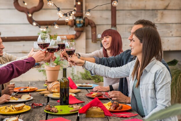 Freunde, die zu Hause zu Mittag essen