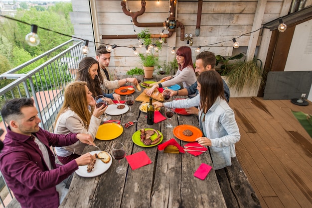 Freunde, die zu Hause zu Mittag essen