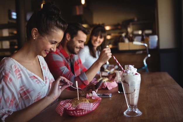 Freunde, die zusammen Burger haben