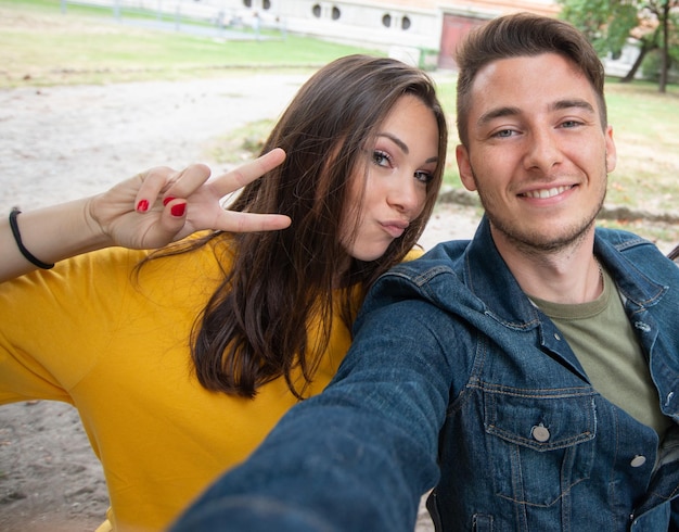 Freunde, die zusammen ein Selfie-Porträt machen