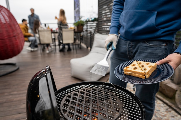 Foto freunde, die zusammen einen netten grill haben