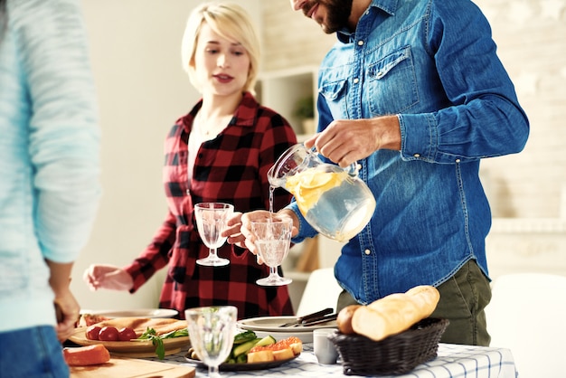 Freunde, die zusammen essen