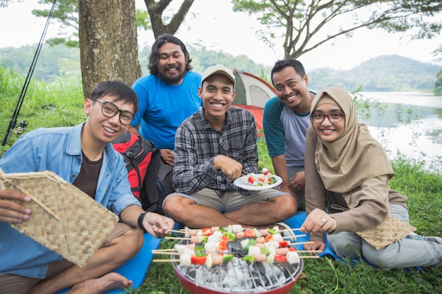 Freunde, die zusammen grillen