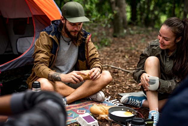 Freunde, die zusammen im Wald kampieren