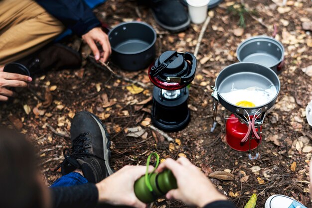 Freunde, die zusammen im Wald kampieren