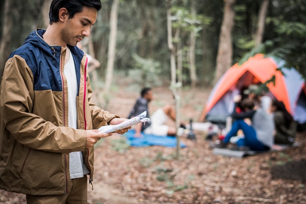 Freunde, die zusammen im Wald kampieren