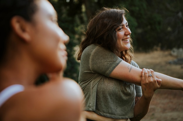 Freunde, die zusammen in den Park ausdehnen