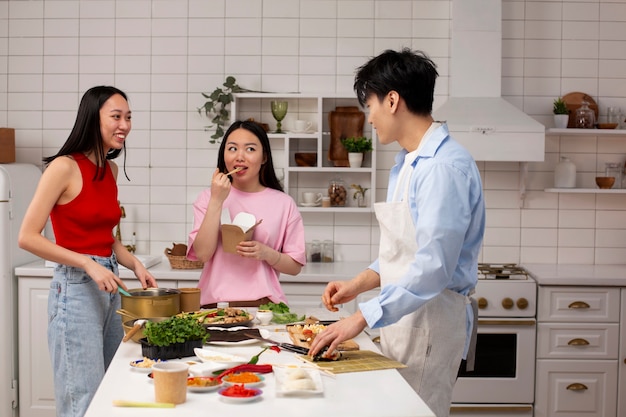 Foto freunde, die zusammen japanisches essen kochen