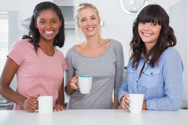 Freunde, die zusammen Kaffee trinken