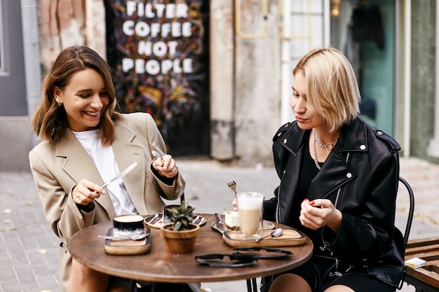 Freunde, die zusammen Kaffee trinken