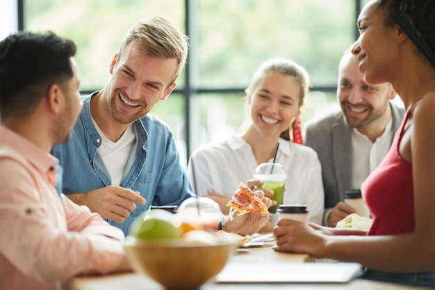 Freunde, die zusammen lachen