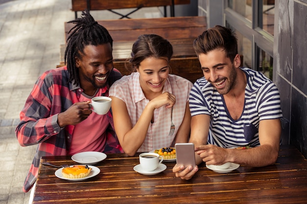 Freunde, die zusammen Smartphone verwenden