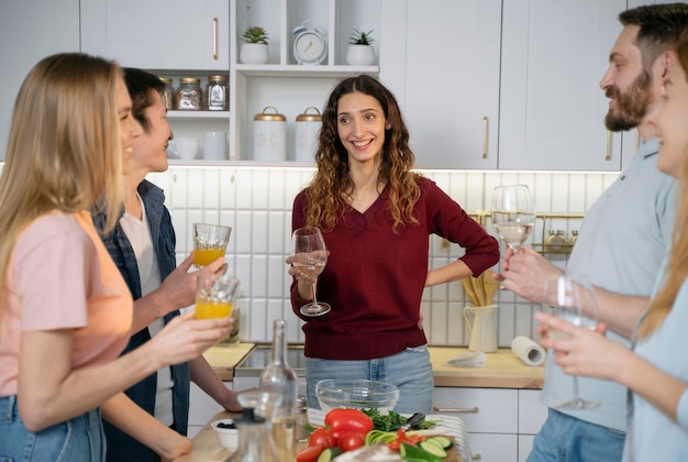 Freunde, die zusammen Spaß beim Kochen haben