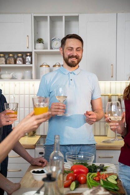 Freunde, die zusammen Spaß beim Kochen haben