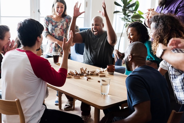 Freunde, die zusammen Spiel zu Hause spielen