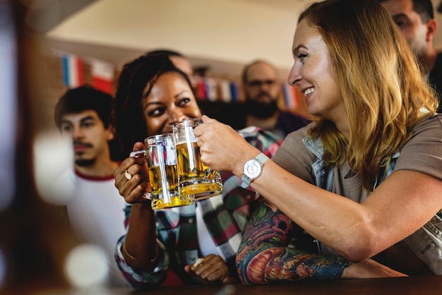 Freunde, die zusammen Sport an der Bar zujubeln