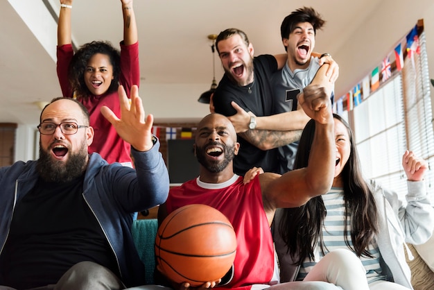 Freunde, die zusammen Sportliga jubeln