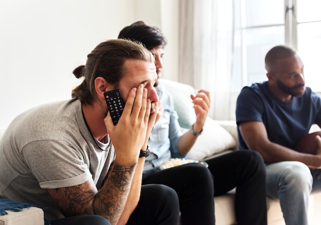 Freunde, die zusammen Sportliga zujubeln