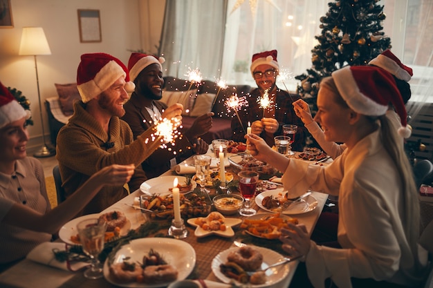 Freunde, die zusammen Weihnachten feiern