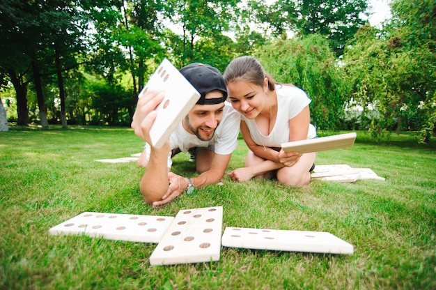 Freunde Domino-Spieler auf dem grünen Rasen.