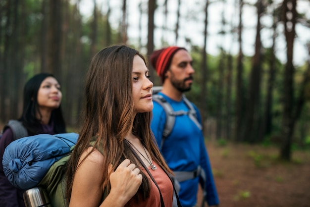 Freunde erforschen Natur draußen Konzept