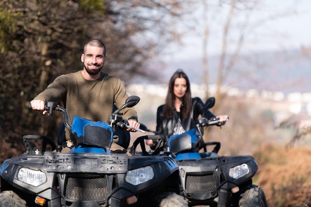 Freunde fahren auf ATV im Freien