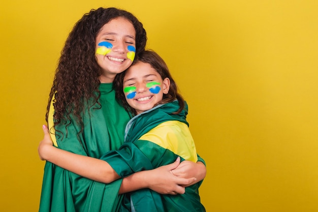 Freunde, Fans von brasilianischen Fußballfans, die eine enge Umarmung der Liebe zu den Olympischen Spielen der Schwestern-Weltmeisterschaft geben