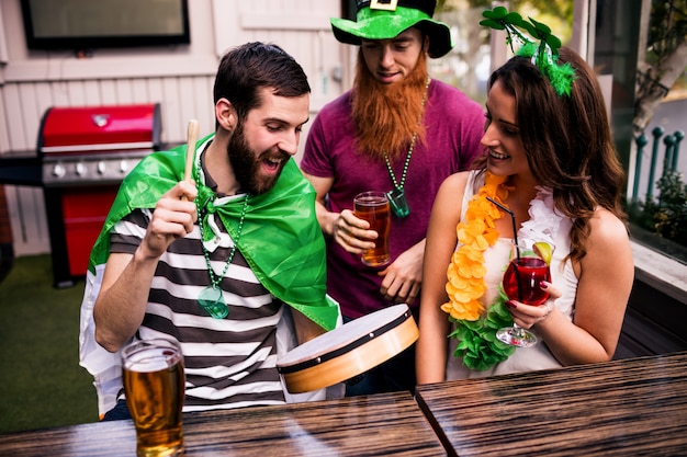 Freunde feiern St. Patricks Tag