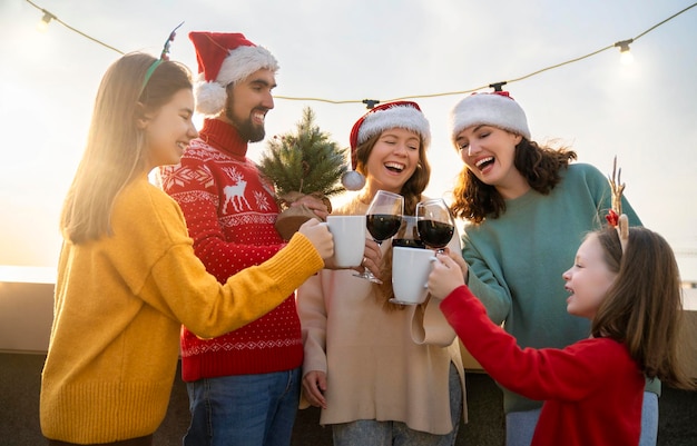 Freunde feiern Weihnachten