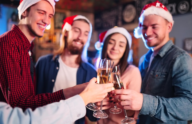 Freunde feiern zusammen Silvester. Freunde mit Getränken, die Cocktailparty genießen.