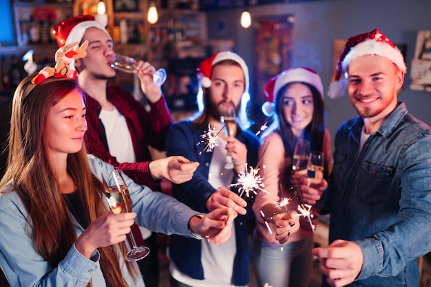 Freunde feiern zusammen Silvester. Freunde mit Getränken, die Cocktailparty genießen.