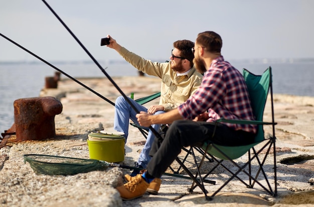 Freunde fischen und machen Selfie mit dem Smartphone