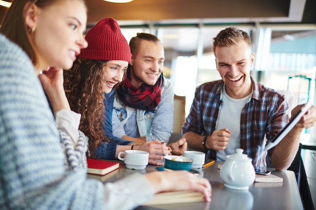 Freunde Freizeit gut aussehende Aufmerksamkeit Frau